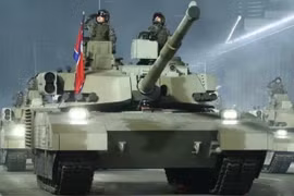 Mẫu xe tăng Chonma-2 thế hệ đầu tiên trong một cuộc diễu hành. ảnh: MW.