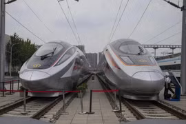 Tàu điện CR450AF EMU (trái) và tàu điện CR400AF-S EMU của Trung Quốc được trưng bày tại Đại hội Đường sắt cao tốc UIC lần thứ 12 tại Trung tâm thử nghiệm đường sắt quốc gia ở Bắc Kinh vào ngày 9/7. Ảnh: EPA