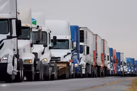 Xe tải xếp hàng dài chờ vào Mỹ gần trạm kiểm soát hải quan ở Nuevo Laredo, Mexico, ngày 26/11/2024. Ảnh: Reuters.
