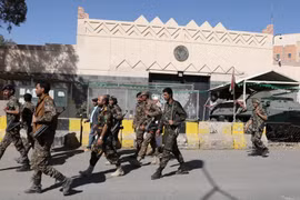 Ảnh tư liệu cho thấy binh sĩ Yemen đảm bảo an ninh bên ngoài Đại sứ quán Mỹ ở Sana'a (Ảnh: Reuters)