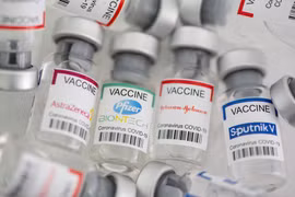 Nhiều nước đã và đang thực hiện chương trình tiêm mũi tăng cường vaccine COVID-19 để chống biến chủng Omicron (Ảnh: Reuters)