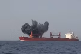 Người Houthi tấn công tàu chở hàng Magic Seas ở Biển Đỏ vào ngày 8/7. Ảnh: Getty.