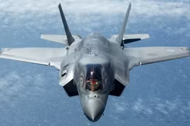 Một chiếc F-35 của Anh gặp nạn trong lúc cất cánh từ tàu sân bay (Ảnh: RT)