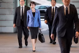 Thủ tướng Nhật Bản Sanae Takaichi mang theo chiếc túi tote Hamano mang thương hiệu của bà, chiếc túi đã "cháy hàng" sau khi bà đắc cử. Ảnh: Reuters.