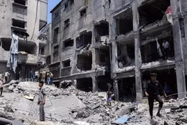 Hậu quả của cuộc tấn công của Israel vào một tòa nhà ở Thành phố Gaza vào tháng 6. Ảnh: NYTimes.
