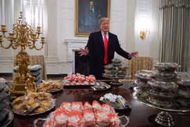 Tổng thống Trump trong bữa tiệc đồ ăn nhanh chiêu đãi đội Clemson Tigers ngày 19/1/2019 (Ảnh: CNBC)