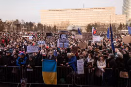 Một người phụ nữ cầm cờ quốc gia Ukraine được nhìn thấy giữa những người biểu tình ở Bratislava, Slovakia, vào ngày 24/1. Ảnh: Getty.