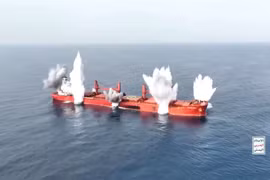 Những cột khói bốc lên từ tàu MV Magic Seas treo cờ Liberia do Hy Lạp vận hành. Ảnh chụp màn hình này được trích từ video công bố ngày 8/7. Ảnh: Reuters.