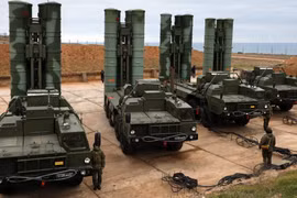 Bệ phóng tên lửa thuộc hệ thống S-400 của Nga. Ảnh: MW.