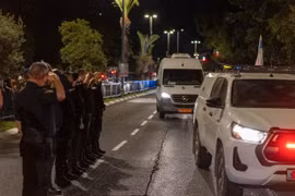 Các sĩ quan Israel bày tỏ lòng kính trọng khi thi thể của 4 con tin được đưa đến từ Gaza. Ảnh: Getty.