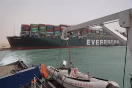 Tàu Ever Given mắc kẹt tại kênh đào Suez, gây ảnh hưởng lớn đến giao thương
