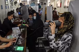 Người dân Afghanistan đổ xô đi xin hộ chiếu đề phòng Taliban trở lại cầm quyền (Ảnh: DailySabah)