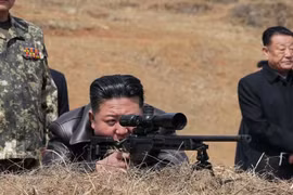 Nhà lãnh đạo Triều Tiên Kim Jong-un đang nhìn qua ống ngắm súng bắn tỉa khi ông đến thăm căn cứ huấn luyện của lực lượng tác chiến đặc biệt của Quân đội Nhân dân Triều Tiên. Ảnh: AFP.