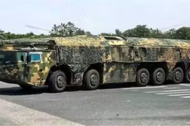 Tên lửa siêu thanh tầm trung DF-27 của Trung Quốc. Ảnh: MW.
