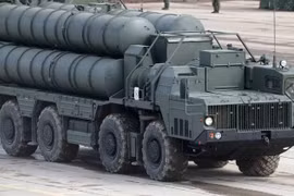 Bệ phóng tên lửa đất đối không thuộc hệ thống phòng không S-400 do Nga sản xuất. Ảnh: MW.