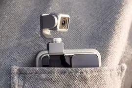 Chiếc điện thoại hỗ trợ AI của Honor, Robot Phone, có camera gắn gimbal có thể gập lại. Ảnh: SCMP.