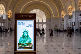 Quảng cáo thu hút các nhân tài liên bang đến tiểu bang New York làm việc. Ảnh: Bloomberg.
