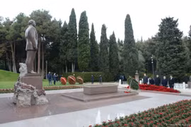 Người dân Azerbaijan đặt vòng hoa tưởng nhớ lãnh tụ dân tộc Heydar Aliyev trong hôm 12/12 (Ảnh: AzerNews)