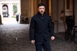 Tổng thống Ukraine Volodymyr Zelensky đến dự cuộc gặp với các đối tác E3 là Pháp, Đức và Anh tại London, Anh, ngày 8/12. Ảnh: Reuters.
