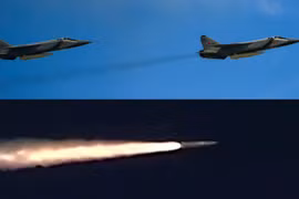 Máy bay chiến đấu MiG-31K và tên lửa Kinzhal đang trong quá trình bay. Ảnh: MW.