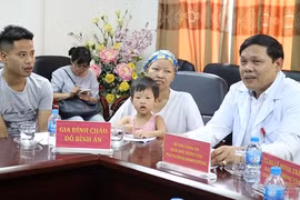 Vợ chồng bệnh nhân Nguyễn Thị Liên tới đón bé Bình An tại Bệnh viện Phụ sản Trung ương hôm nay 15/7.