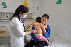 Thăm khám cho trẻ mắc sởi tại Bệnh viện Bệnh nhiệt đới Trung ương