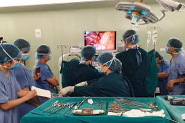 Các bác sĩ của Bệnh viện Bạch Mai thực hiện kỹ thuật mổ mới