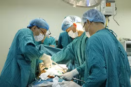 Bác sĩ của Bệnh viện đa khoa tỉnh Hà Tĩnh phẫu thuật cho bệnh nhân