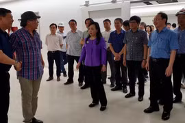 Bộ trưởng Bộ Y tế Nguyễn Thị Kim Tiến đi thị sát ở Bệnh viện Hữu nghị Việt Đức cơ sở 2 (Ảnh: Thái Bình)