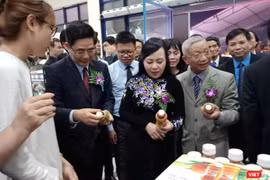 Bộ trưởng Bộ Y tế Nguyễn Thị Kim Tiến cùng đoàn đại biểu thăm quan các gian hàng tại hội chợ