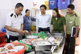 Cơ quan chức năng kiểm tra an toàn thực phẩm tại Hà Nội