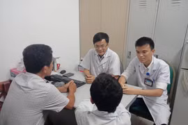 Bác sĩ khám cho trẻ mắc ADHD và tư vấn cho bố mẹ có con mắc bệnh.
