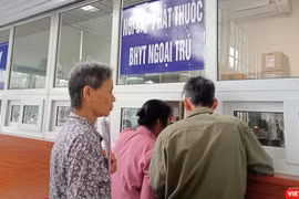 Bệnh nhân ung thư nhận thuốc theo diện bảo hiểm y tế.