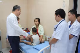 Một em bé mầm non được điều trị tại Trung tâm Y tế huyện Cẩm Khê (Ảnh: VTV)