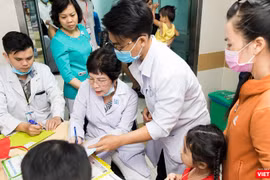 Các bác sĩ của Đại học Y Dược TP.HCM thực hiện khám lâm sàng cho các em nhỏ.