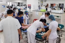 Quang cảnh khẩn trương cấp cứu người bị nạn tại Bệnh viện Hữu nghị Việt Nam – Cu Ba, Đồng Hới. Ảnh: FB Dương Sông Lam.