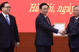 Thường trực Ban Bí thư Trần Quốc Vượng trao Quyết định của Bộ Chính trị phân công Phó Thủ tướng Vương Đình Huệ làm Bí thư Thành ủy Hà Nội nhiệm kỳ 2015-2020. Ảnh: chinhphu.vn