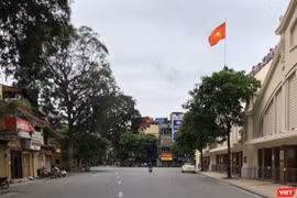 Chợ Đồng Xuân vắng lặng trong những ngày cách ly xã hội, khác hẳn với quang cảnh đông đúc, nhộn nhịp ngày thường.