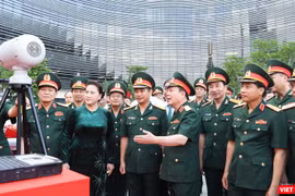 Làm việc tại Viettel, Chủ tịch Quốc hội nhấn mạnh, Viettel cần tiếp tục chú trọng hoạt động nghiên cứu sản xuất, đặt nền móng cho việc nước ta có thể làm chủ trang bị, vũ khí công nghệ cao.