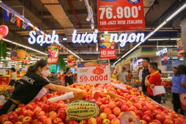 Các sản phẩm táo và Kiwi tươi ngon được VinMart/ VinMart+ bán với giá ưu đãi giảm giá từ 20% - 30%