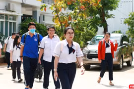 Thí sinh hoàn thành bài thi tổ hợp môn Khoa học Tự nhiên tại Trường THPT Gia Định (Quận Bình Thạnh)
