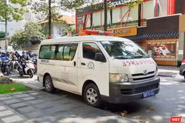 Xe cấp cứu "hộ tống" thí sinh Anh Trúc đến trường thi