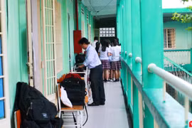 Trước giờ làm bài, giám thị coi thi kiểm tra khu vực phòng thi 