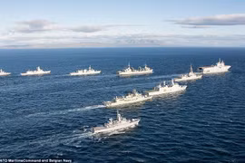 Hạm đội NATO bám sát tàu sân bay Nga khi di chuyển qua eo biển Anh