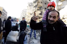Người dân được sơ tán khỏi khu vực chiến sự ở Aleppo