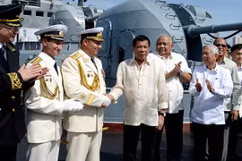 Ông Duterte thăm khu trục hạm Nga
