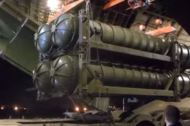 Nga công bố hình ảnh bốc dỡ tổ hợp tên lửa S-300 chuyển giao cho đồng minh Syria