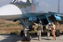 Phi công Nga kiểm tra chiến đấu cơ Su-34 trước giờ xuất kích tại Syria