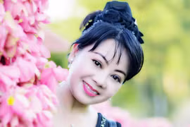 Nhà báo Hoàng Thiên Nga