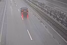 Hình ảnh ô tô ngược chiều trên cao tốc Nội Bài - Lào Cai đươc Camera ghi lại